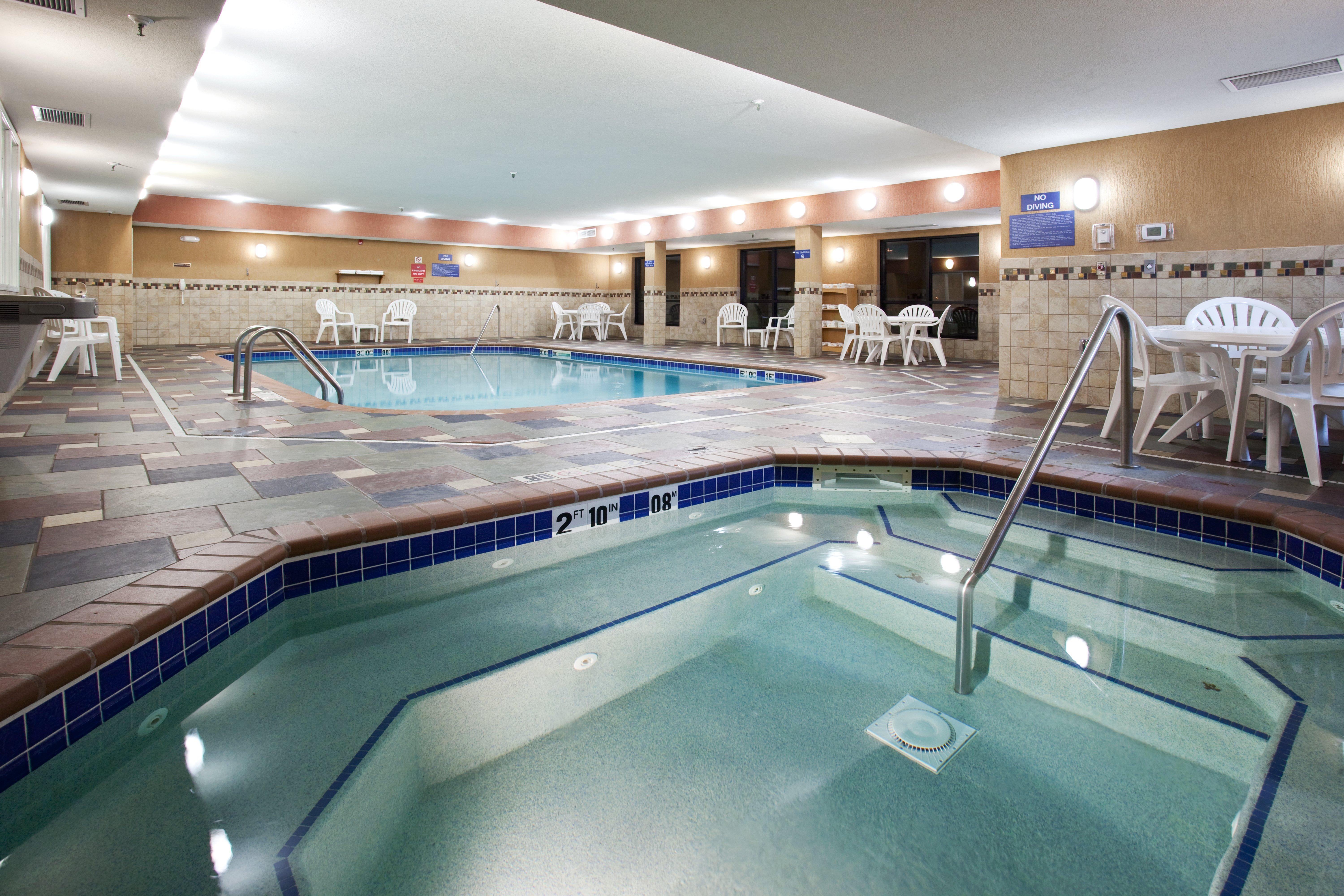 Holiday Inn Express Hotel & Suites Fort Collins By Ihg Exterior photo
